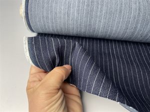 Fastvævet denim med stræk - nålestriber på lækker marineblå bund